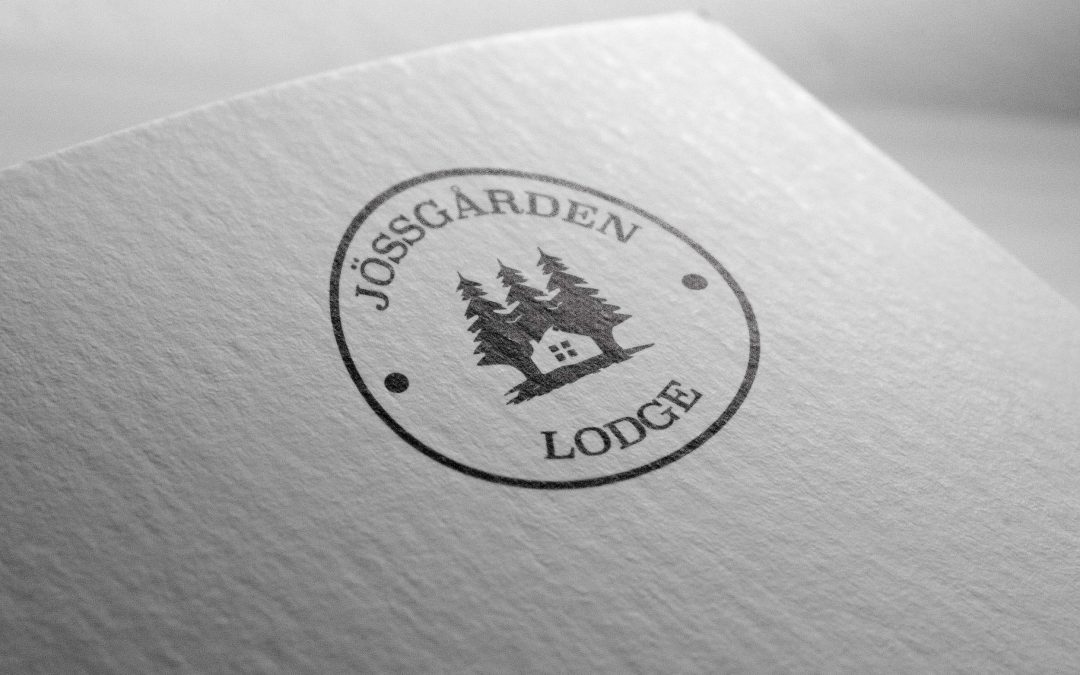 Jössgården-Lodge-logotyp-mork-fran-Logo365